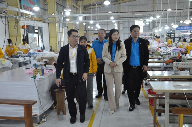 Công đoàn đồng hành cùng công nhân khi khu công nghiệp bị di dời