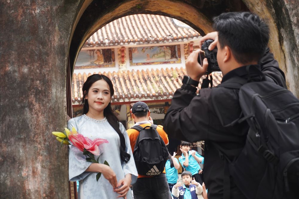Da Nang is bustling with Tet photos, Ao Dai rental price is only from 50,000 VND. Photo: Tran Thi