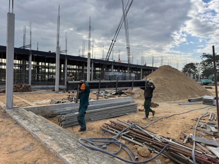Construction contractors are accelerating the construction progress of inter-level boarding schools in 3 border communes of Dak Lak province. Photo: Bao Trung