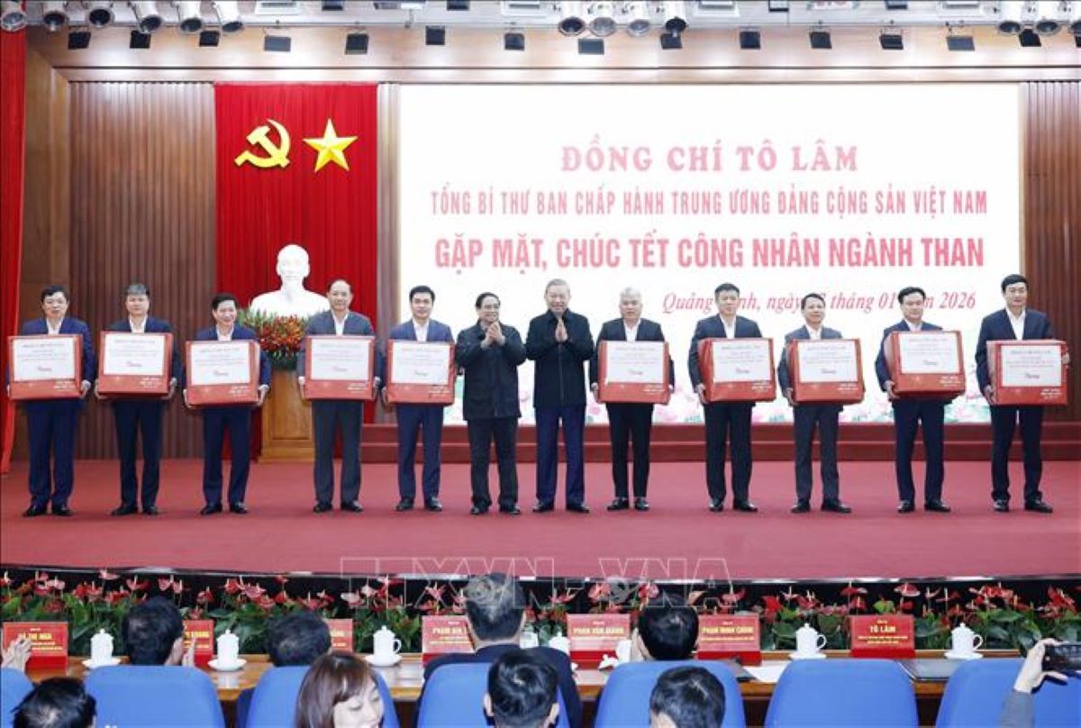 Tong Bi thu To Lam, Thu tuong Pham Minh Chinh tang qua cho cac tap the. Anh: Thong Nhat/TTXVN