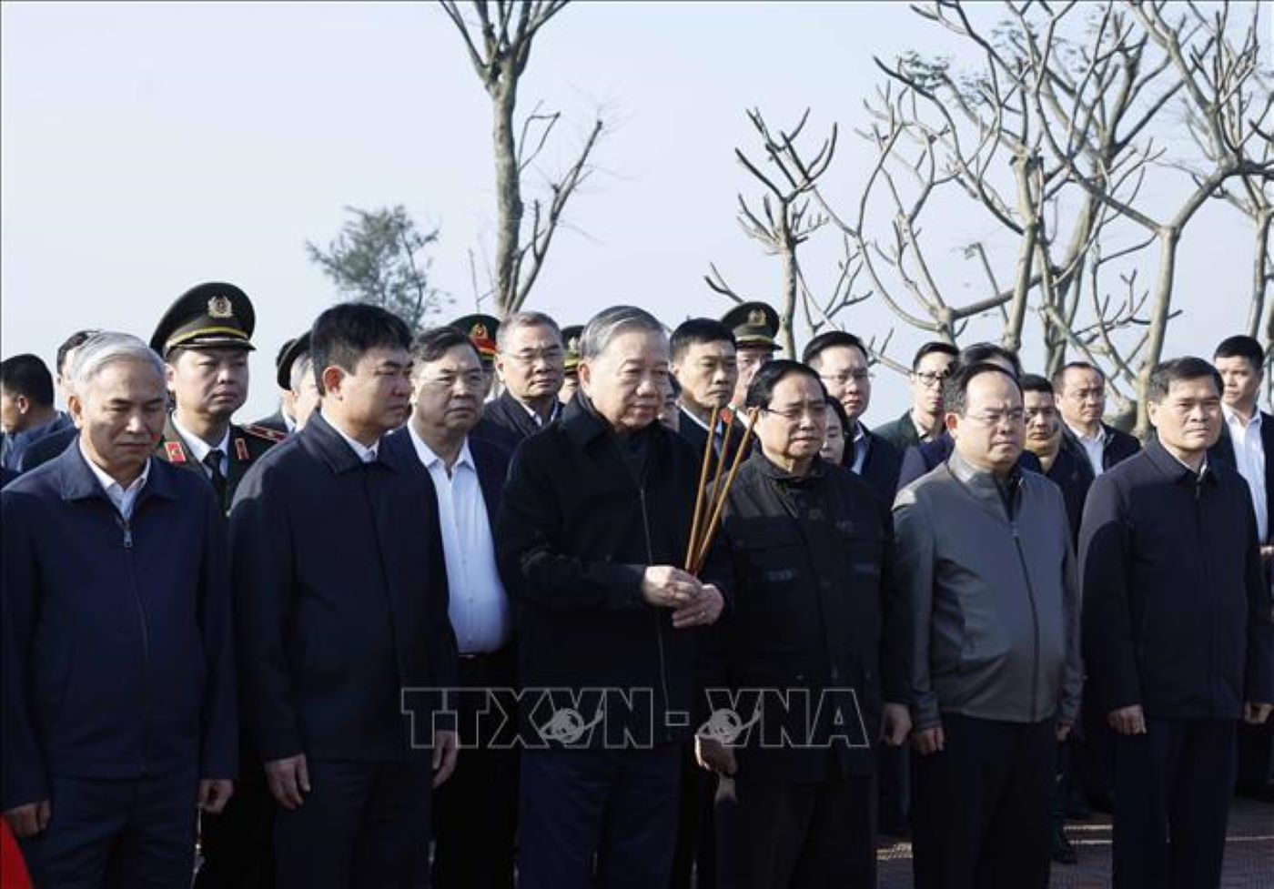 Tong Bi thu To Lam, Thu tuong Pham Minh Chinh va doan cong tac Trung uong dang hoa, dang huong tai Di tich lich su quoc gia Dia diem luu niem Bac Ho ve tham mo Deo Nai tai phuong Cam Pha, tinh Quang Ninh. Anh: Thong Nhat/TTXVN