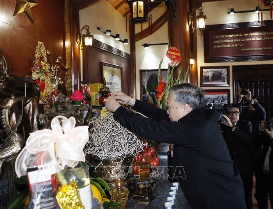 Tong Bi thu To Lam dang huong tai Nha luu niem Chu tich Ho Chi Minh tai Di tich lich su quoc gia Dia diem luu niem Bac Ho ve tham mo Deo Nai tai phuong Cam Pha, tinh Quang Ninh. Anh: Thong Nhat/TTXVN