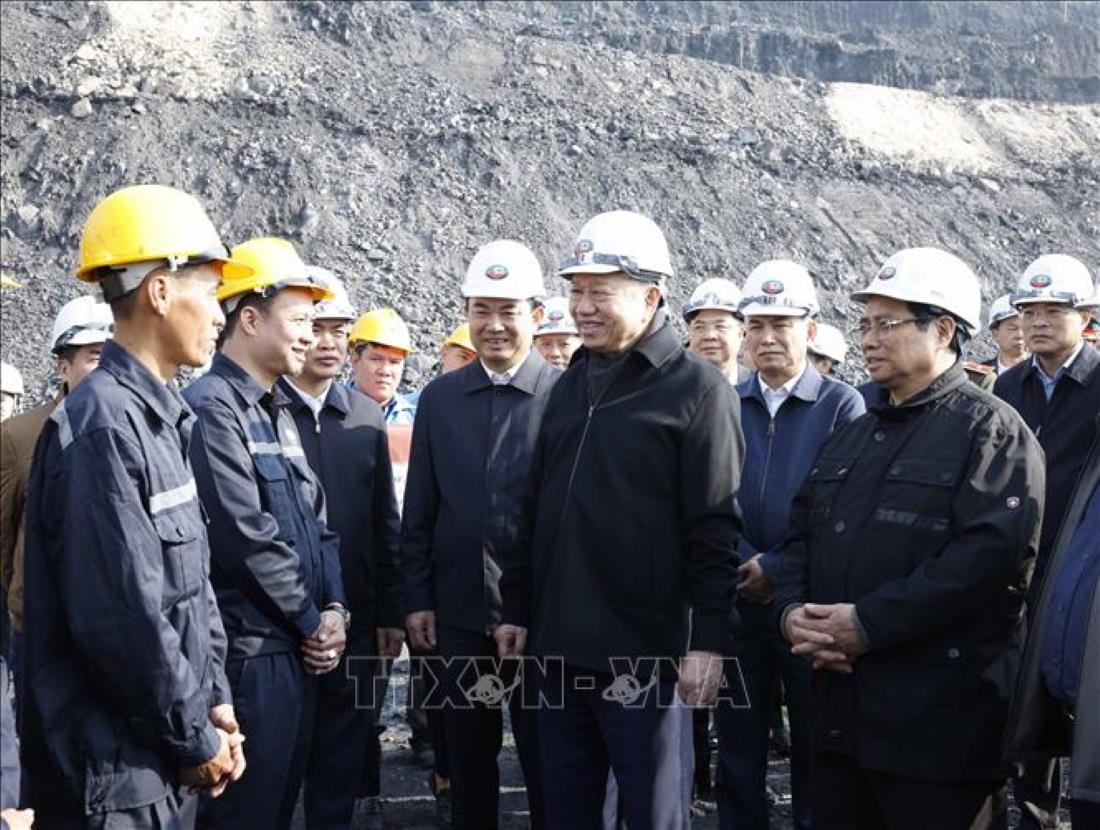 General Secretary To Lam, Prime Minister Pham Minh Chinh visit and encourage officials and workers directly involved in production at Deo Nai - Coc Sau Coal Joint Stock Company, Vietnam National Coal - Mineral Industries Holding Corporation, in Quang Ninh province. Photo: Thong Nhat/VNA