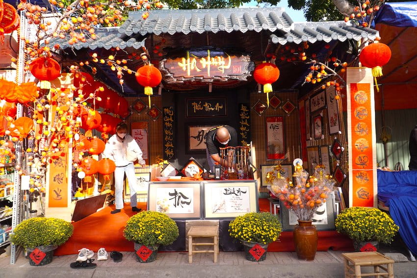 Hinh anh gian hang Tet 2025 o phuong Nha Trang de phuc vu nguoi dan di du xuan. Anh: Huu Long