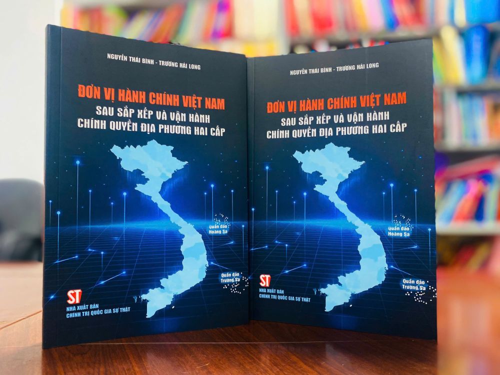 The book "Vietnamese administrative units after arrangement and operation of two-level local government" has just been published. Photo: Tran Vuong