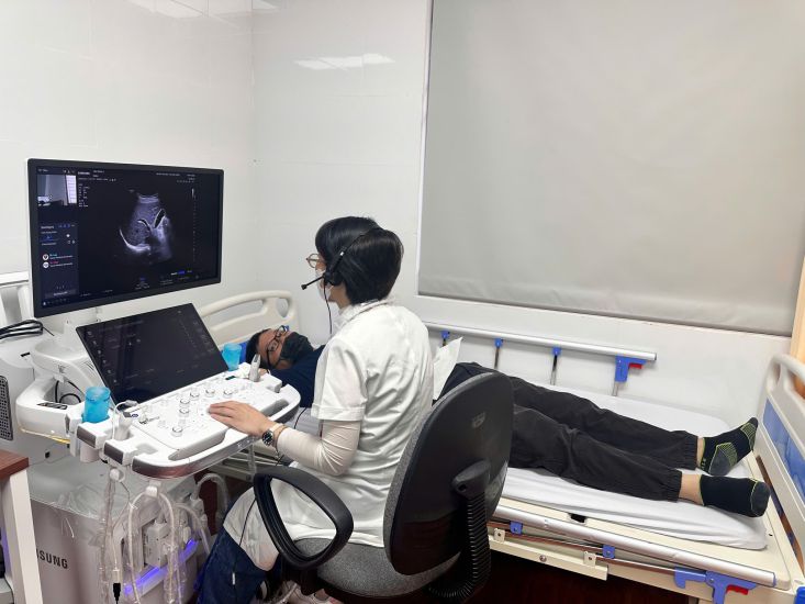 Vinh Hung Ward Health Station, Hanoi is supported by Hanoi Medical University Hospital with medical equipment and personnel. Photo: Cao Thom