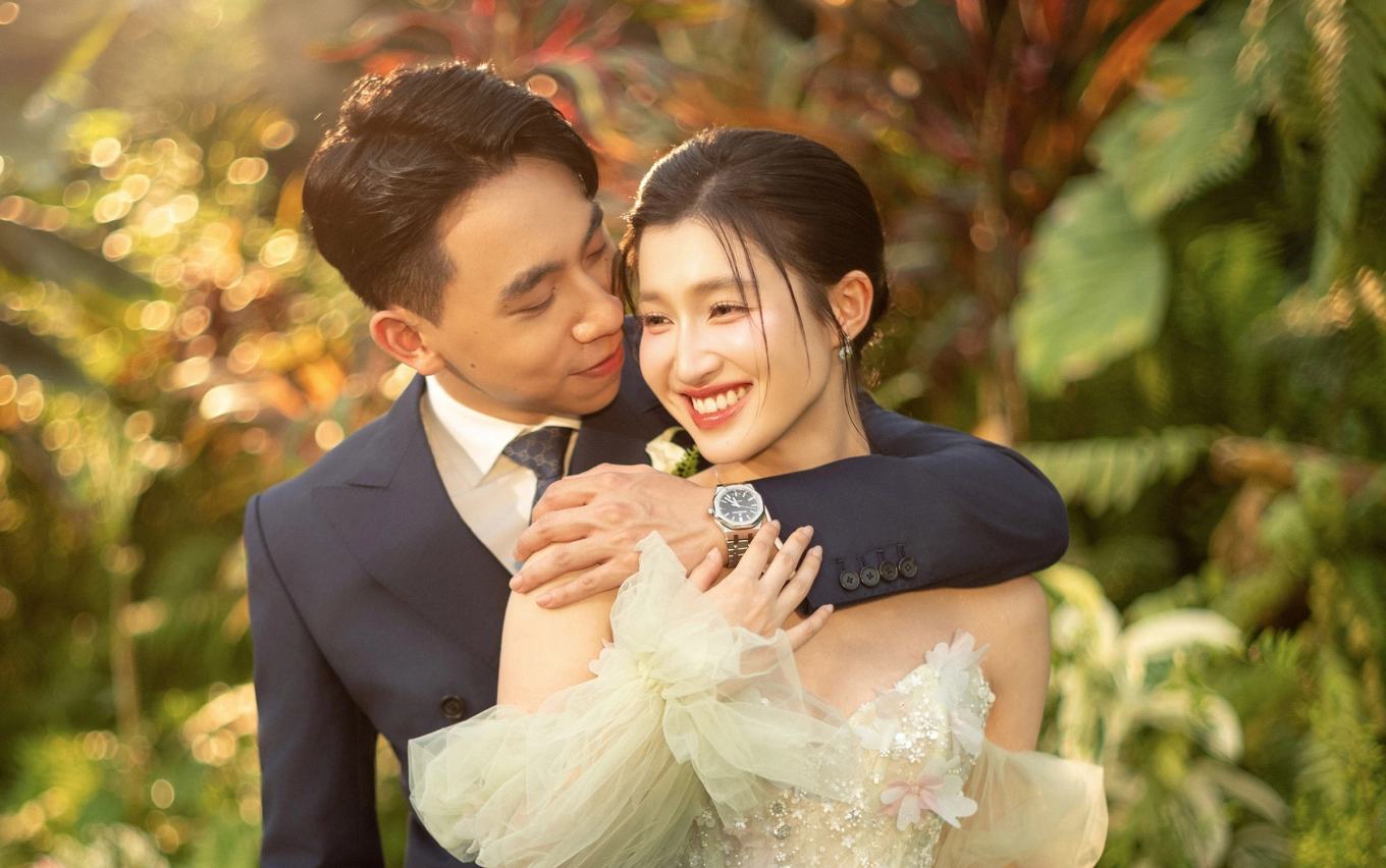 The billionaire's son, the husband of A hau Phuong Nhi, wears a billion-VND watch. Photo: Louis Wu