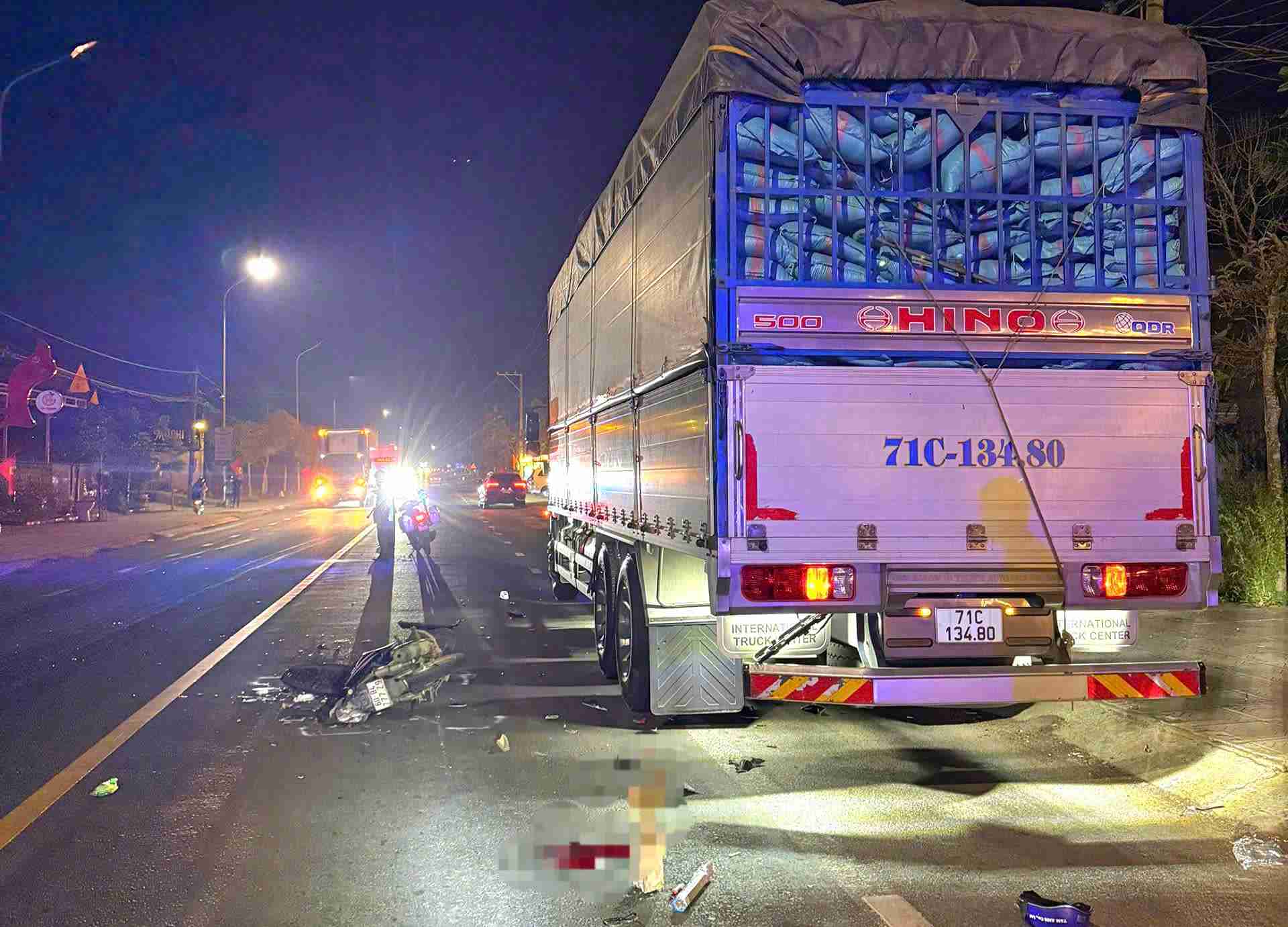 Scene of a motorbike accident that hit the rear of a truck parked on National Highway 20, passing through Bao Lam 2 commune, killing 1 person. Photo: Nguyen Quan