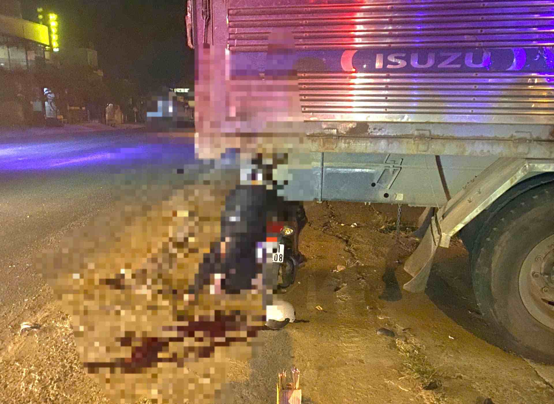 Mot trong 2 vu xe may tong vao duoi xe tai dang dau khien nan nhan tu vong. Trong anh la vu tai nan xe may tong vao duoi xe tai xay ra tren dia ban phuong 3 Bao Loc. Anh: Nguyen Quan 