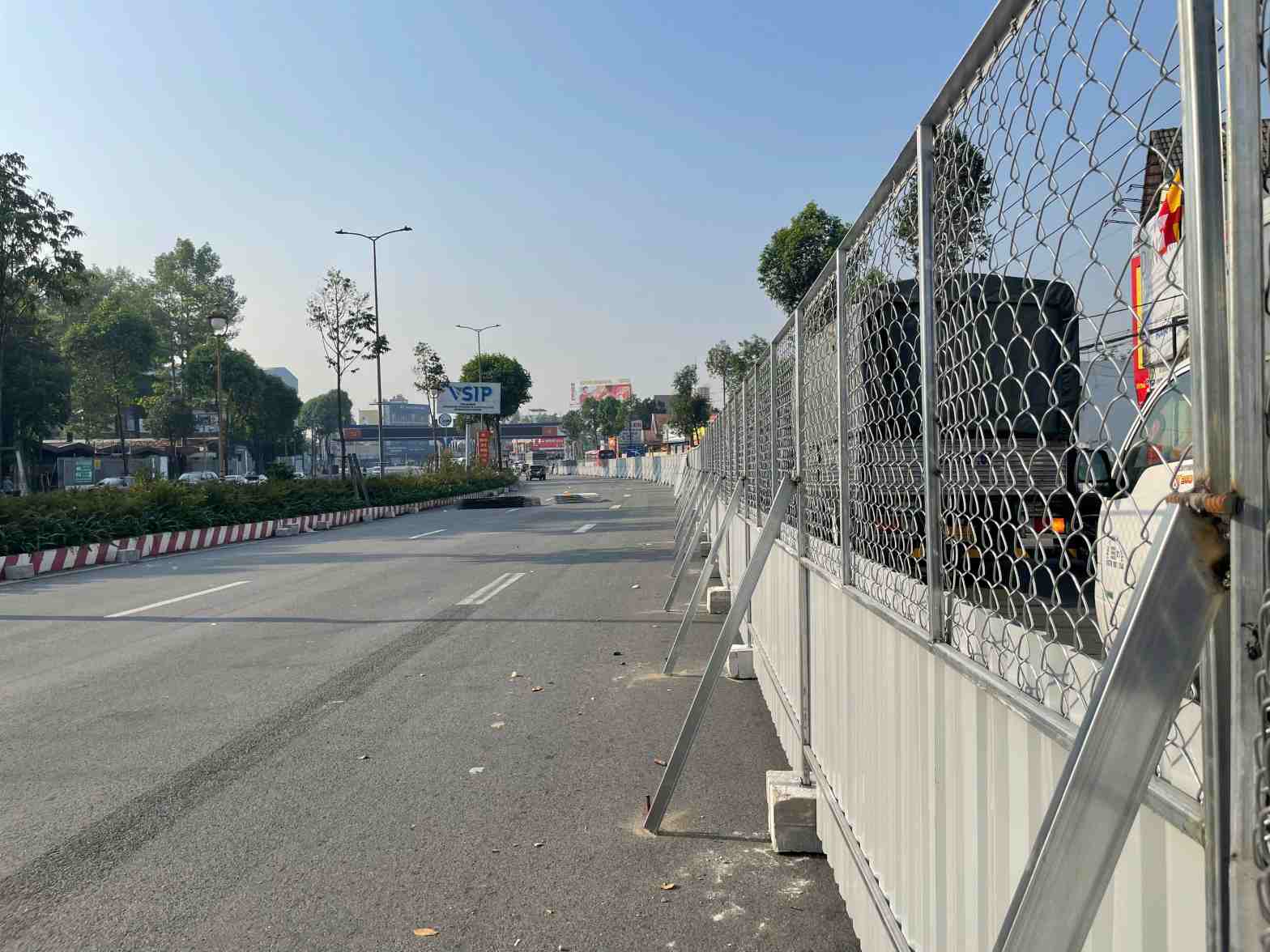 Ba lan xe duoc rao chan de lay khong gian thi cong ham chui. Anh: Dinh Trong