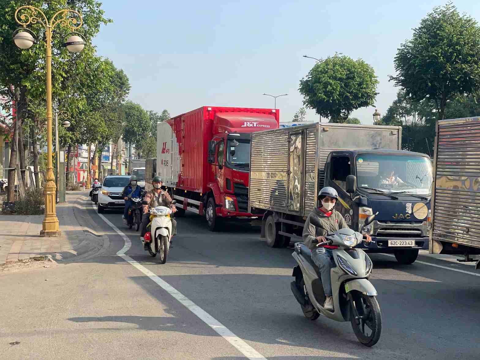 Functional agencies reorganize traffic in the section passing through Thu Dau Mot ward to construct the Phuoc Kien five-way tunnel. Photo: Dinh Trong