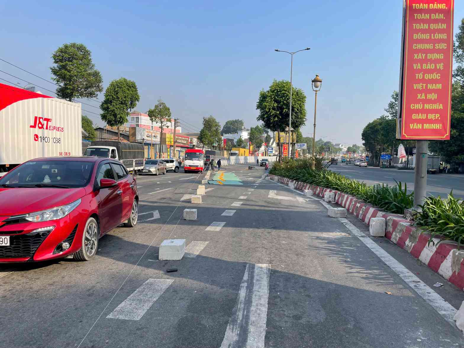 Duong Pham Ngoc Thach dang duoc rao chan 3 lan xe o to de thi cong ham chui. Anh: Dinh Trong