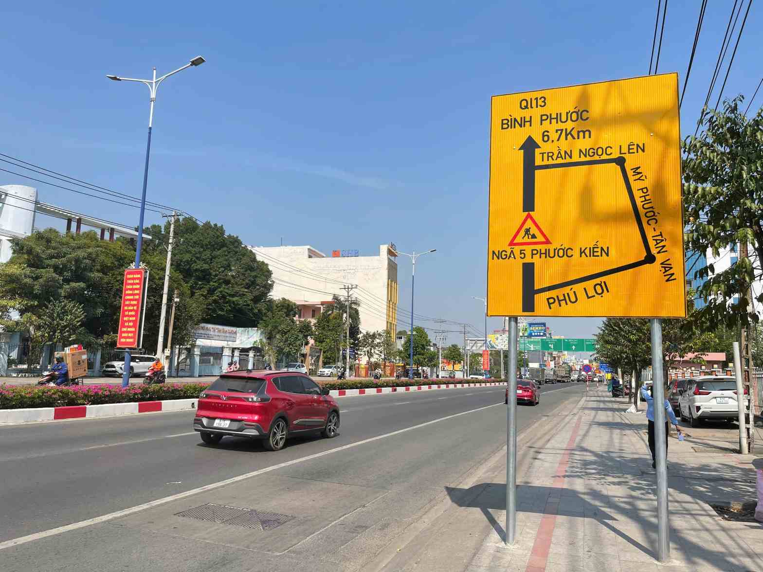 Bien bao huong dan cac phuong tien chuyen huong luu thong de thi cong ham chui nga nam Phuoc Kien. Anh: Dinh Trong