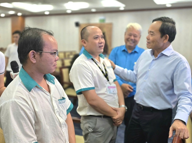 Uy vien Bo Chinh tri, Bi thu Thanh uy TPHCM Tran Luu Quang (bia phai) tro chuyen voi doan vien, cong nhan lao dong. Anh: Nam Duong
