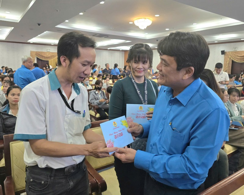 Ong Bui Thanh Nhan - Chu tich LDLD TPHCM - tang qua doan vien, nguoi lao dong. Anh: Nam Duong