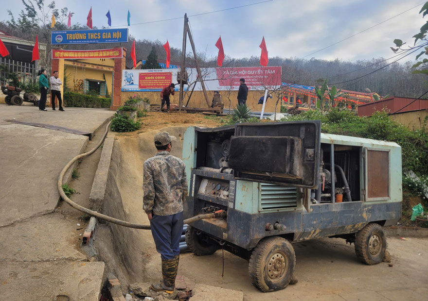 지아호이 중학교에서 깨끗한 물 시추공 공사 착공. 사진: 바오 응우옌