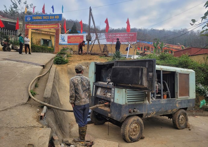 Công đoàn Nghĩa Lộ đưa nước sạch về với học sinh vùng khó