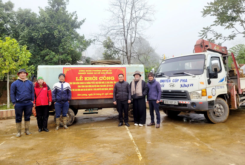 Cong trinh nho, nghia tinh lon cua Cong doan phuong Nghia Lo voi hoc sinh vung kho. Anh: Bao Nguyen 
