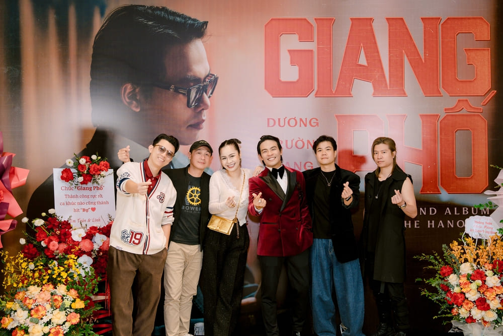 Nhieu dong nghiep den chuc mung