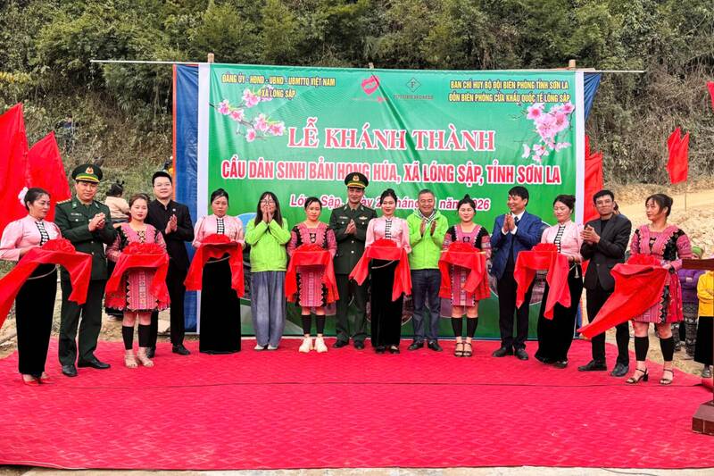 Inauguration of Hong Hua bridge - a bridge connecting military-civilian relations on the border of Son La. Photo: Nhat Minh