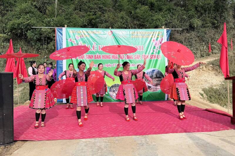 Mot tiet muc van nghe tai Le khanh thanh cau ban Hong Hua, xa Long Sap. Anh: Nhat Minh