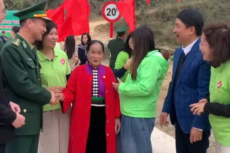 Nguoi dan ban Hong Hua, Cang Ty, Buoc Quang, xa Long Sap phan khoikhi cau moi duoc khanh thanh. Anh: Nhat Minh