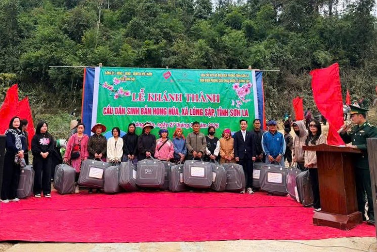 Cac don vi tai tro tang qua cho ho ngheo, can ngheo ban Hong Hua, Cang Ty, Buoc Quang, xa Long Sap, tinh Son La. Anh: Nhat Minh