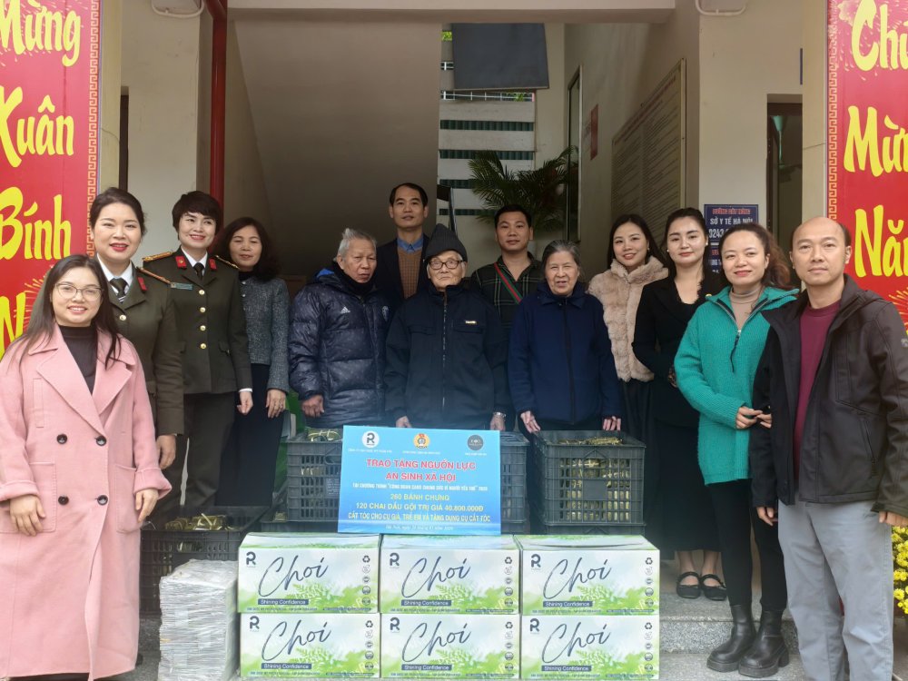 The delegation of the People's Police Trade Union visits and presents Tet gifts to Social Protection Center 3 - Hanoi. Photo: Ngoc Toan