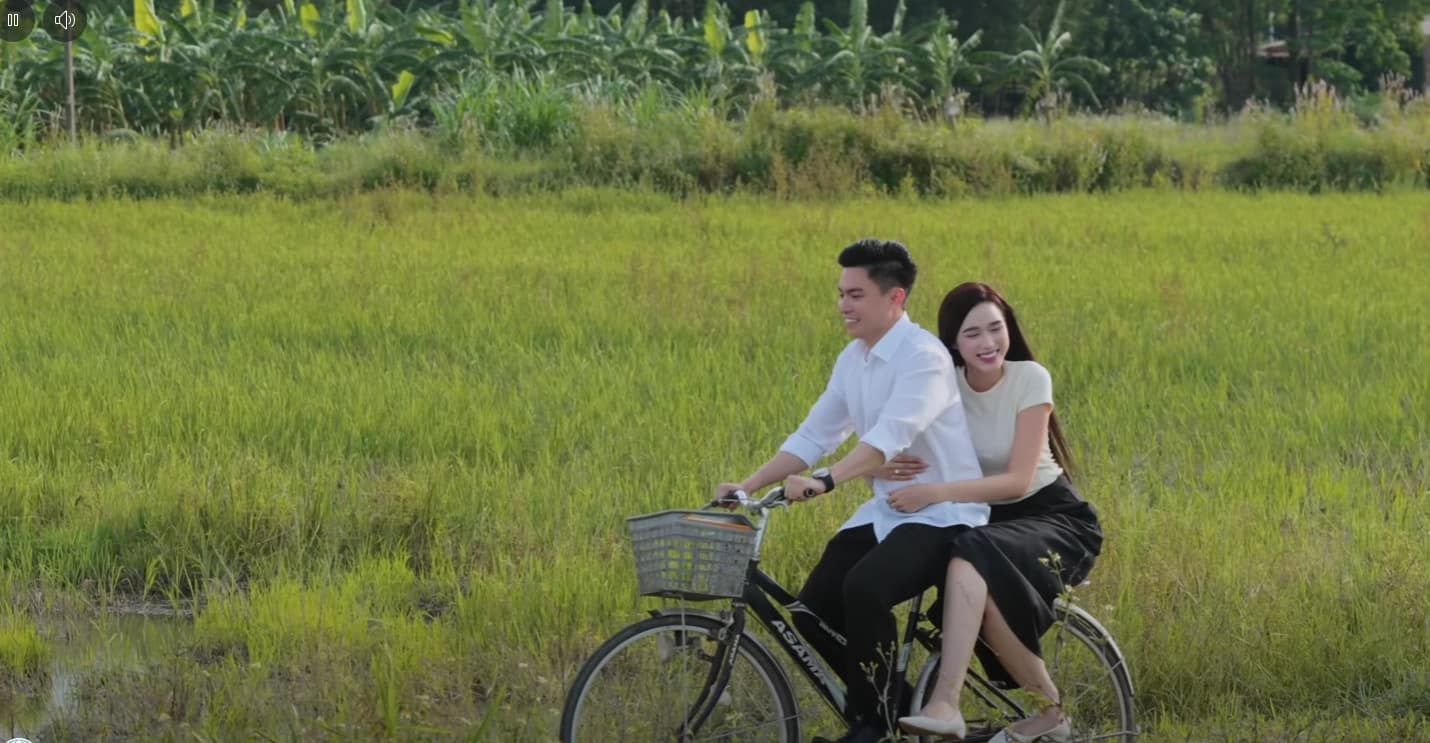 Hoa hau Do Thi Ha - con dau Tap doan Son Hai duoc chong cho tren chiec xe dap. Anh cat tu video