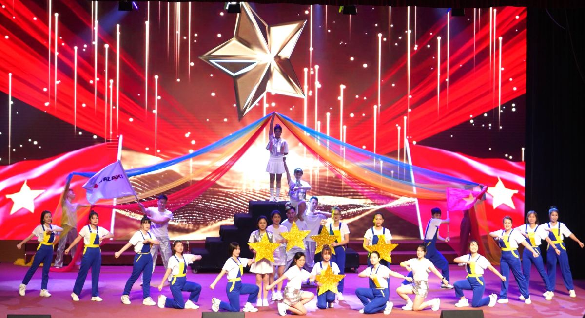 Chuong trinh van nghe den tu CNVCLD TP Hai Phong. Ảnh: Mai Dung