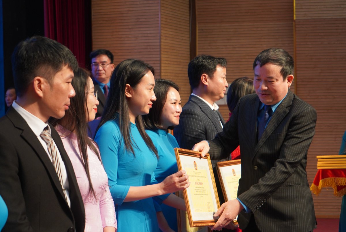 Chairman of Hai Phong City Labor Federation Nguyen Anh Tuan praised individuals with outstanding achievements in 2025. Photo: Mai Dung