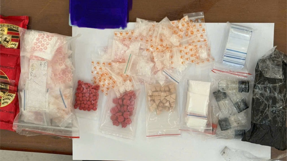 Lực lượng chức năng bắt quả tang D vận chuyển ma túy qua cửa khẩu quốc tế Tịnh Biên. Ảnh: Biên phòng cung cấp