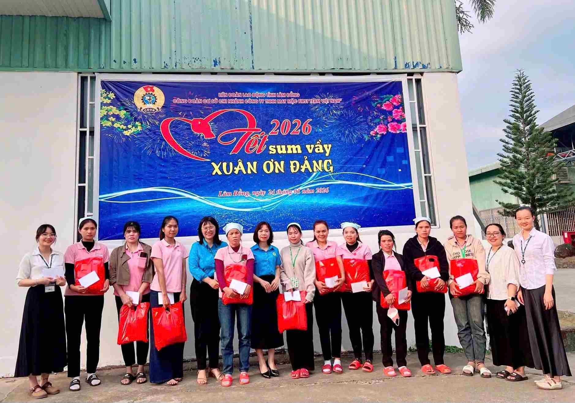 At the Tet Sum vay - Spring of Gratitude to the Party program, 1,200 Tet gifts were presented to union members and workers in Loc Son Industrial Park. Photo: Phuc Khanh