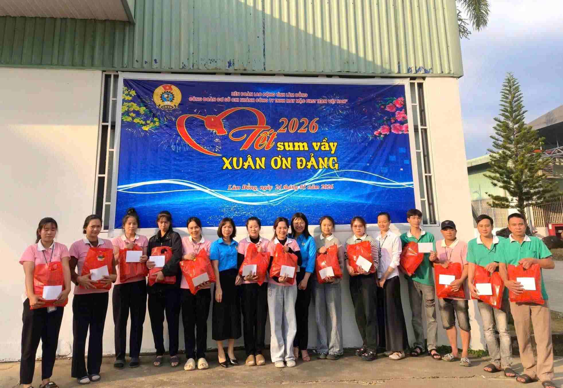 Cong doan phuong B'Lao (Lam Dong) phoi hop trao tang qua Tet cho doan vien, nguoi lao dong. Anh: Phuc Khanh 