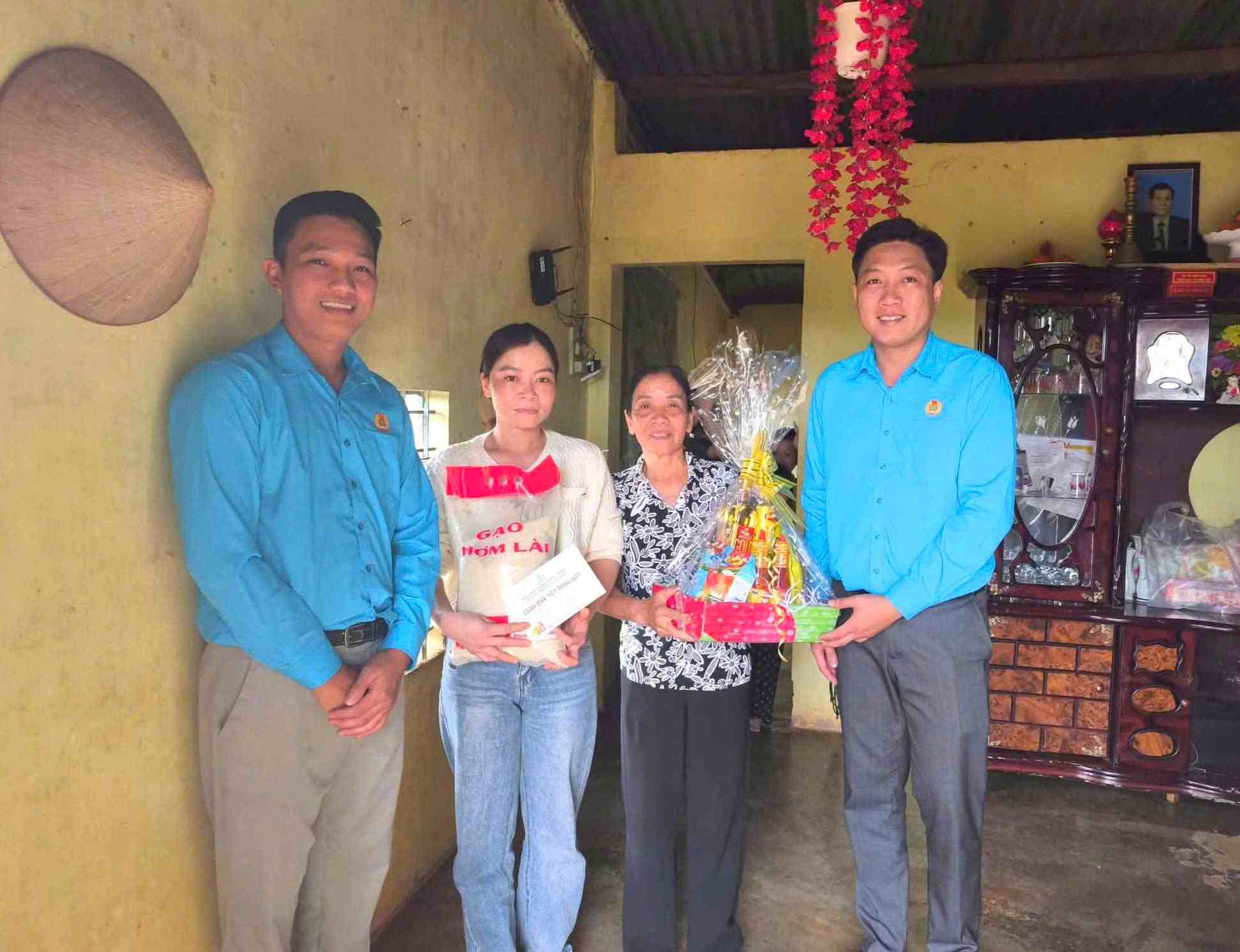 Cong doan co so Cong ty TNHH B’Lao Food (Khu cong nghiep Loc Son) tham hoi, trao tang qua Tet cho doan vien hoan canh kho khan dang lam viec tai Cong ty. Anh: Phuc Khanh 