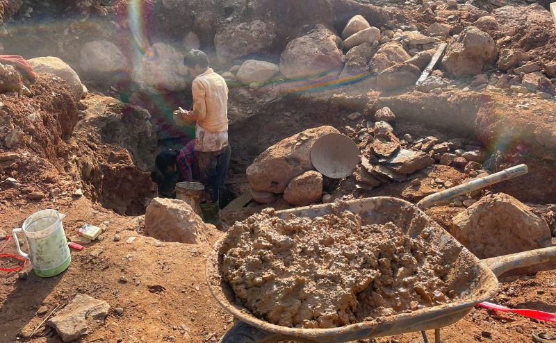 Functional forces have intervened to prevent illegal gold mining on the Dakrong River. Photo: H.Nguyen