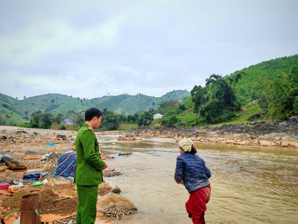 Luc luong Cong an xa La Lay van dong nguoi dan khong dao dai vang trai phep. Anh: Cong an xa La Lay