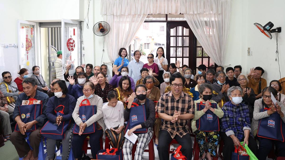 Visiting and encouraging, giving 100 Tet gifts at the Ho Chi Minh City Association of the Blind - area 3. Photo: CDDIC