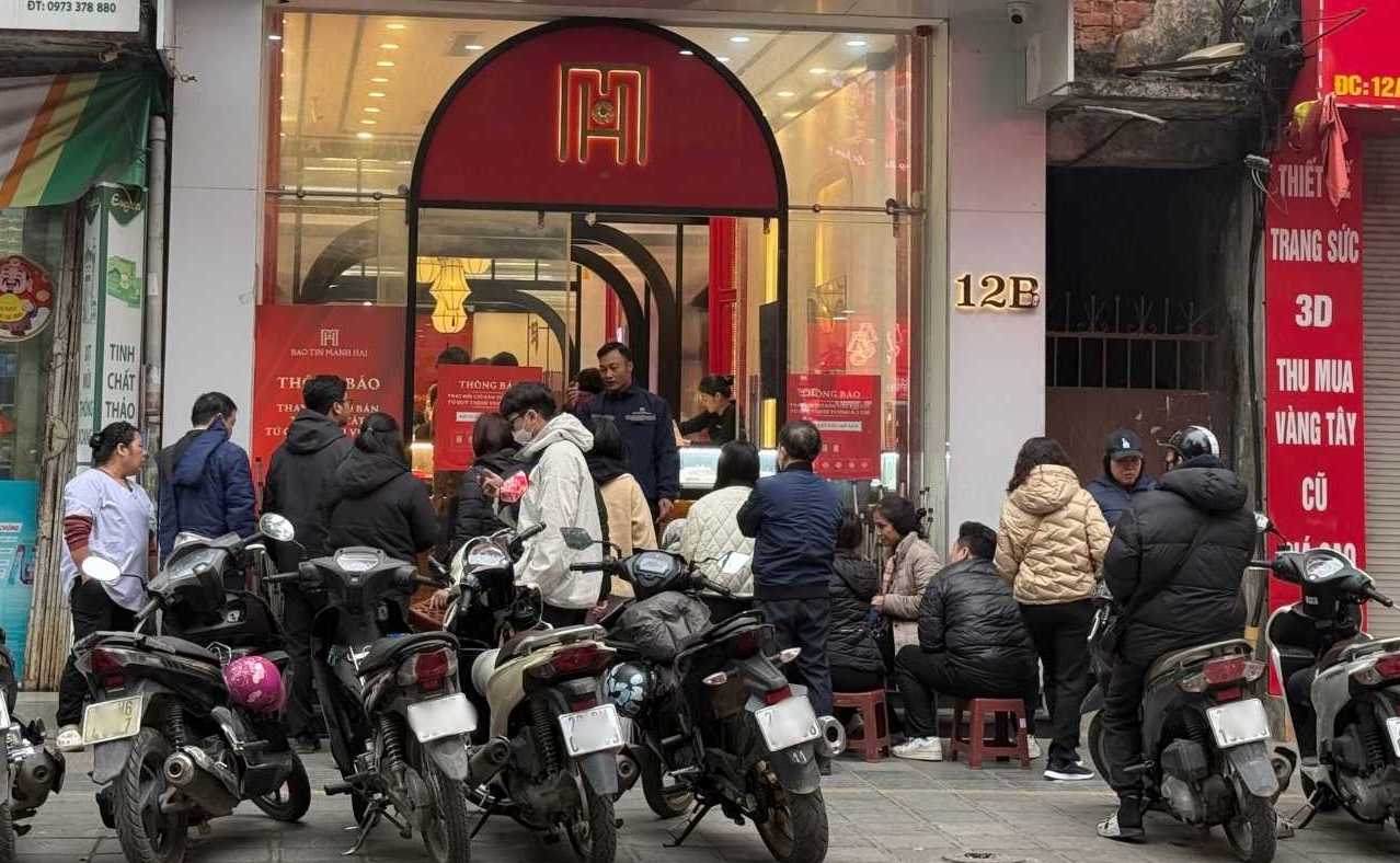 Cac tiem vang tap nap khach cho giao dich. Anh: Phuong Anh