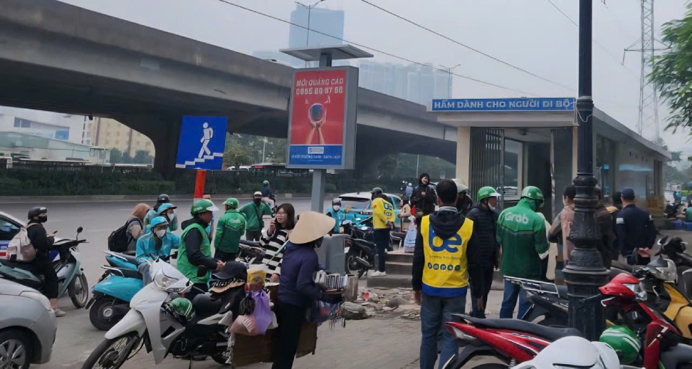 Difficult to find a job, prolonged unemployment, many 35-45 year old workers are forced to switch to freelance, seasonal jobs such as technology truck driving, small business... Photo: Minh Hanh