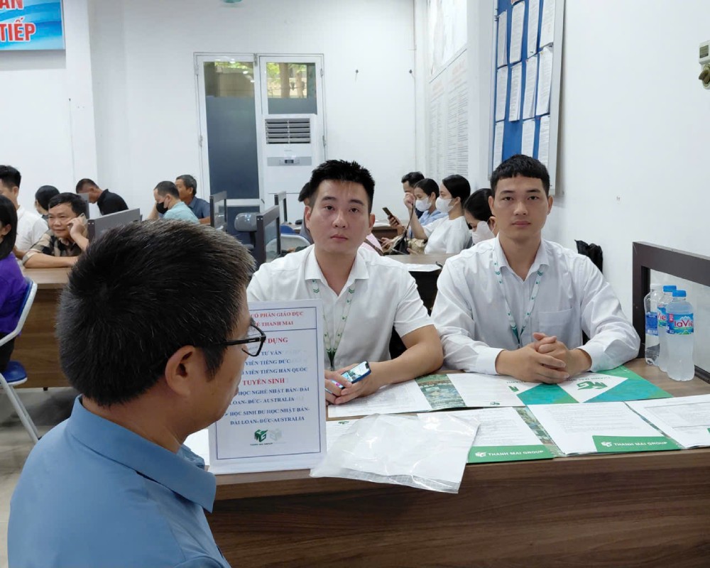 Lao dong trung nien tim co hoi viec lam tai Trung tam Dich vu viec lam Ha Noi. Anh: Quynh Chi