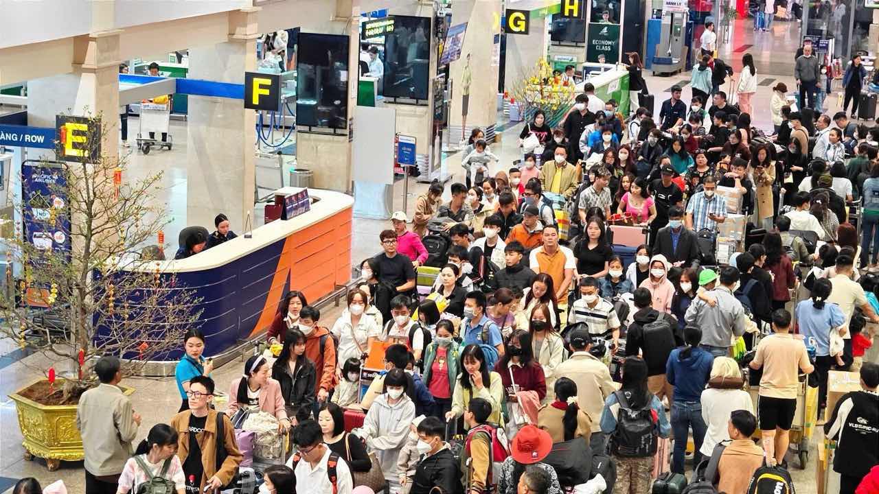 Tan Son Nhat Airport, Ho Chi Minh City is packed with people during Tet. Photo: Anh Tu