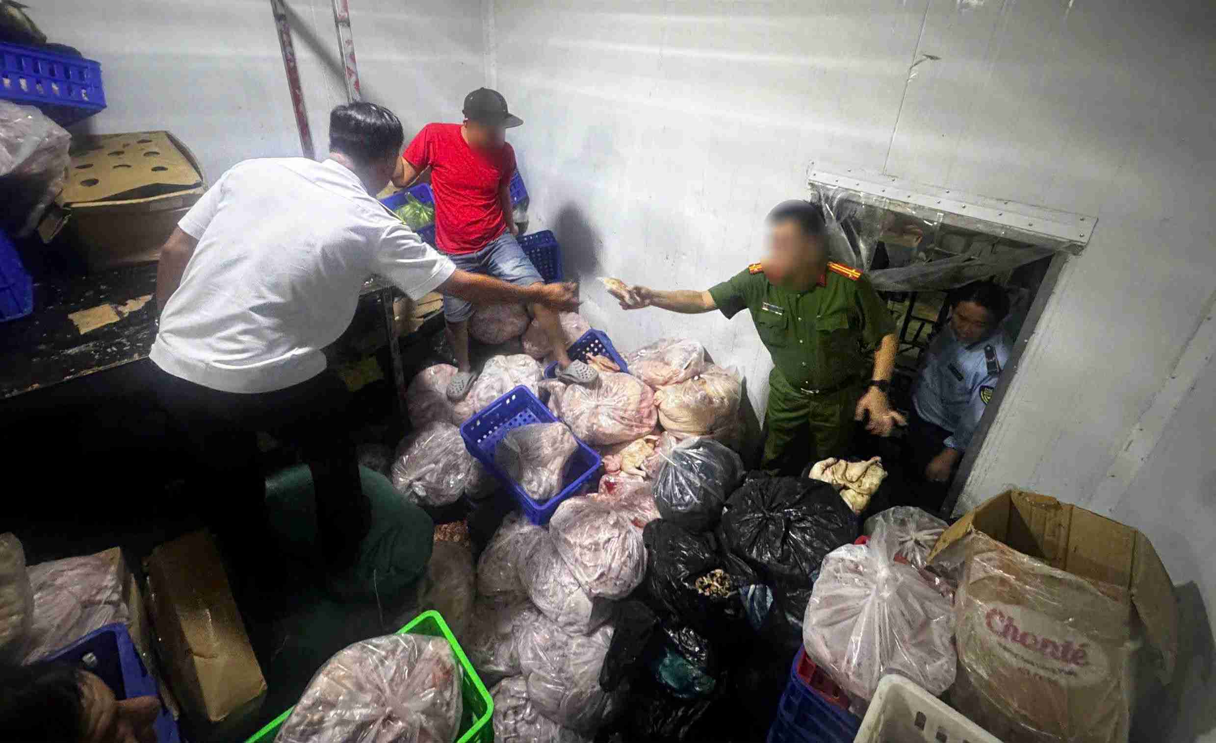 744 kg of frozen meat of unknown origin discovered in Ben Cat ward. Photo: Functional agency provided