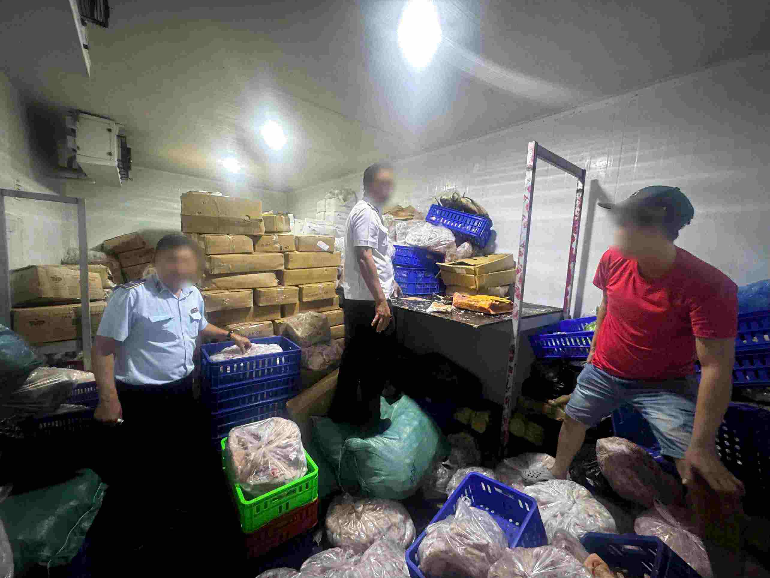 Toan bo so hang dong lanh khong rx xuat xu dang duoc niem phong. Anh: Co quan chuc nang cung cap