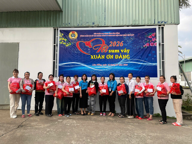 Grassroots Trade Union Branch of First Team Vietnam Garment Co., Ltd. presents gifts, bringing Tet early to more than 1,200 union members and workers. Photo: Lam Duc
