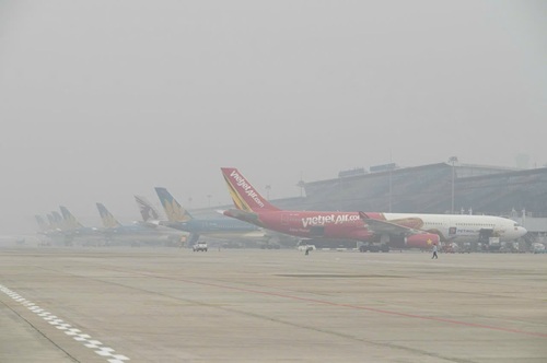 Noi Bai is densely foggy, many flights have to change landing direction. Photo: NIA