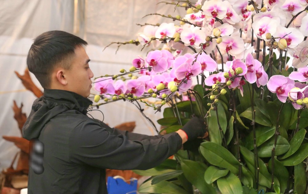 Anh Tran Duy Manh, tho truc tiep che tac, chia se, moi chau lan ghep go lua mat 3–4 gio, tham chi lau hon voi mau cau ky; cac cong doan deu phai dam bao do ben va tinh tham my.