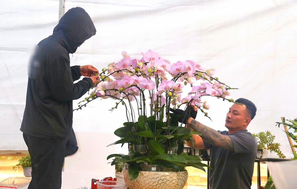 De dap ung don hang Tet, nhieu co so phai thue hang chuc tho cam lan chuyen nghiep.