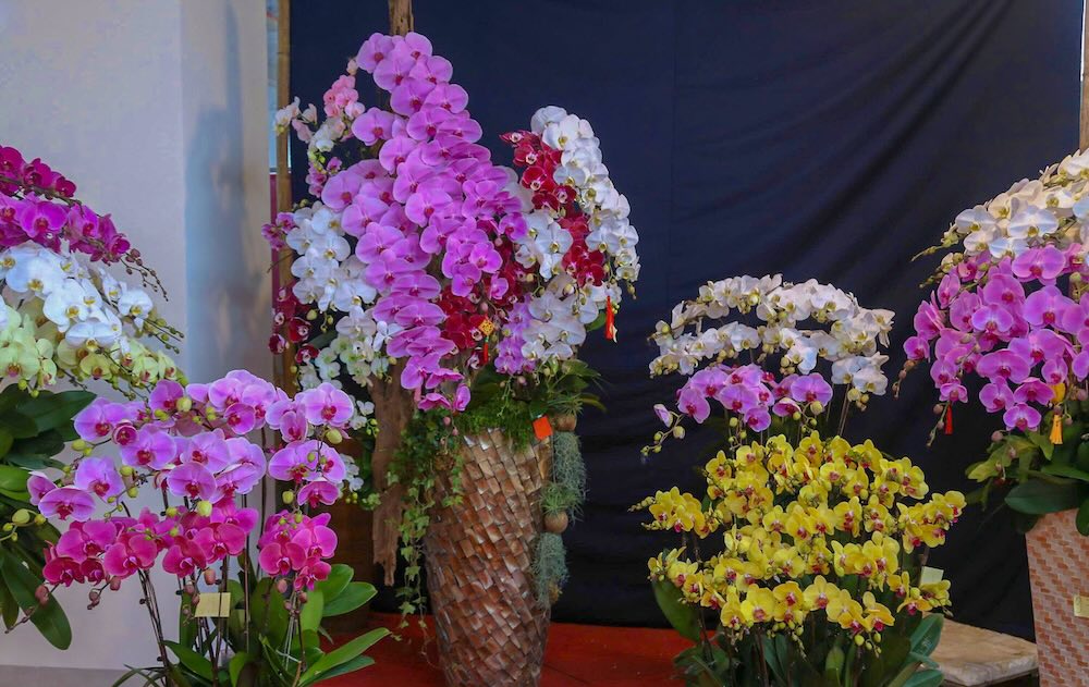 Theo tho cam lan, moi tac pham deu duoc tinh toan ky luong tu the go, mau hoa den bo cuc tieu canh.