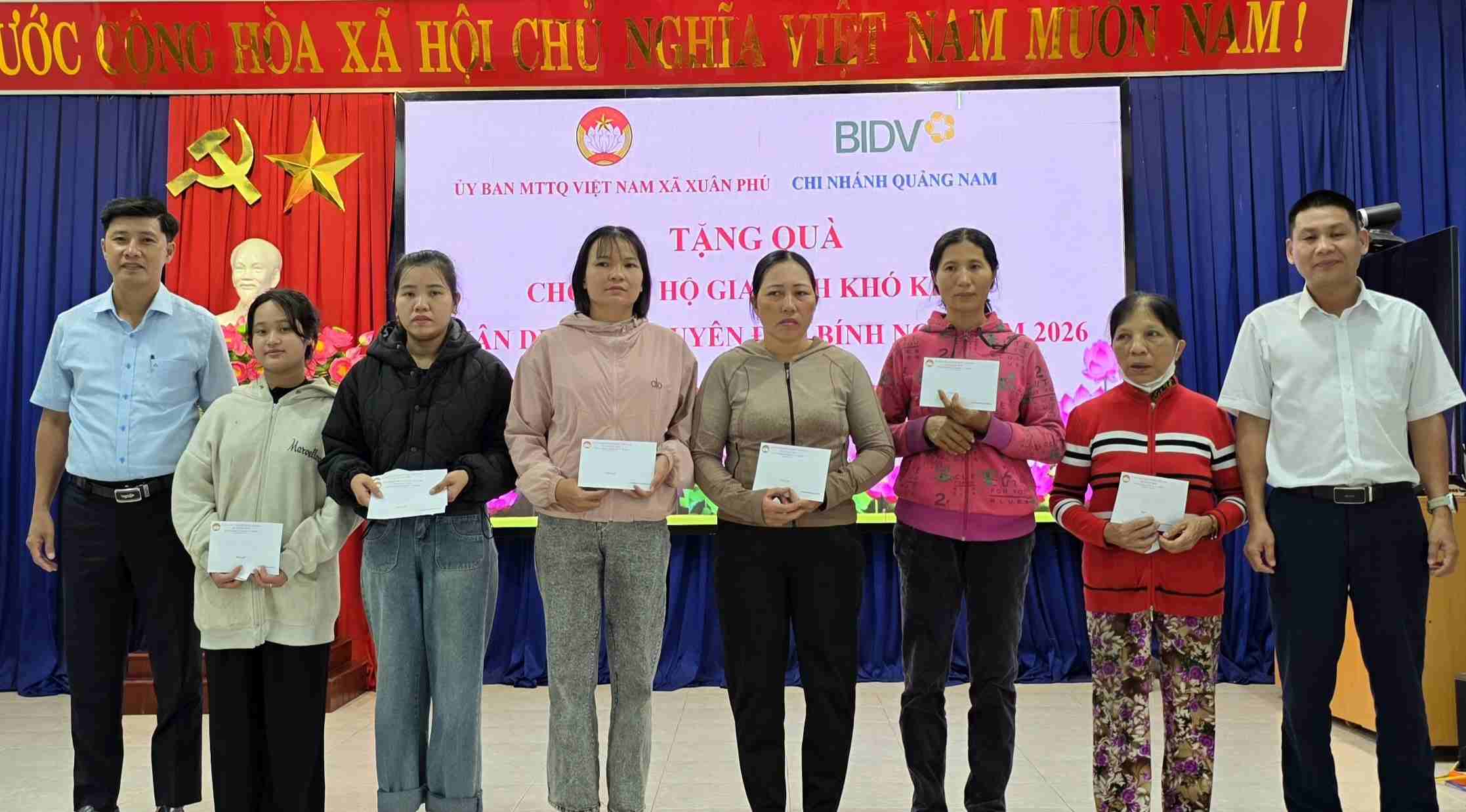 Xuan Phu Commune Front, Da Nang organizes the presentation of 30 gifts to poor households. Photo: Tra Ban